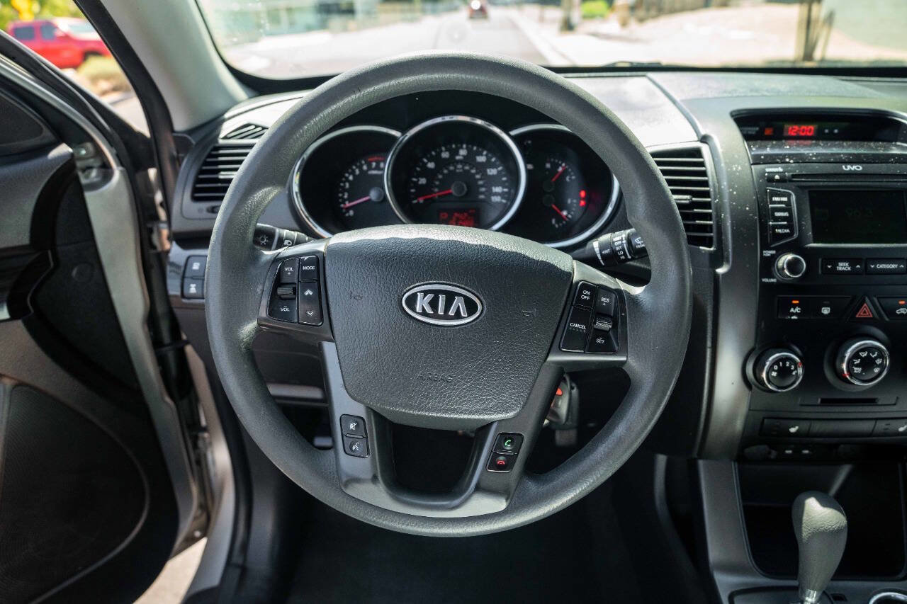 Used 2013 Kia Sorento LX w/ Convenience Pkg image 11