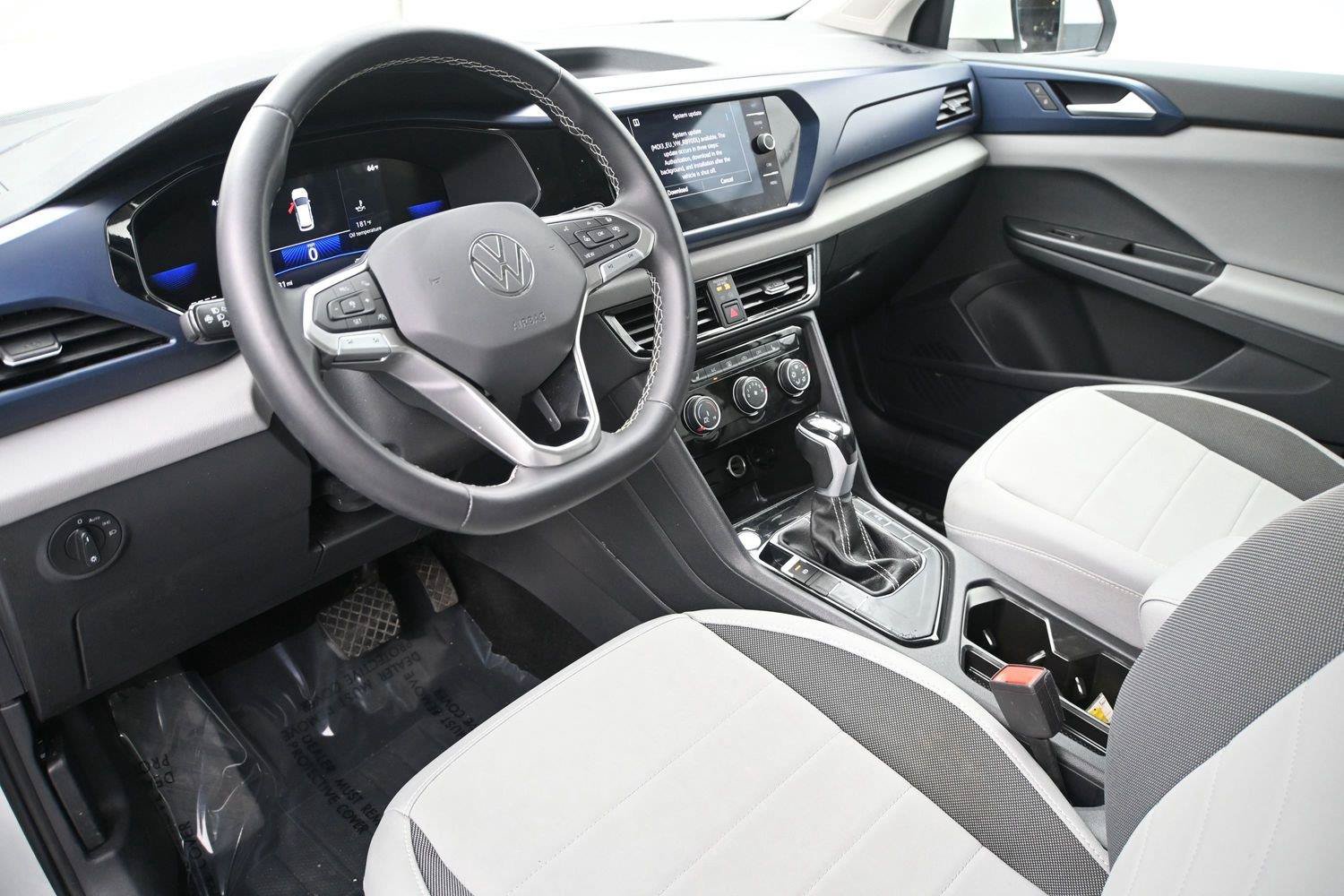 Used 2023 Volkswagen Taos SE w/ Panoramic Sunroof Package FWD image 2
