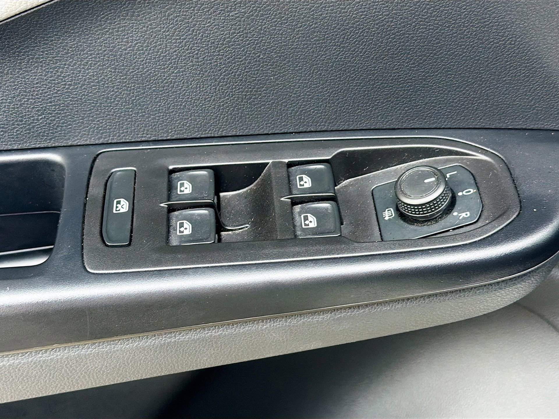 Used 2023 Volkswagen Taos SE w/ Panoramic Sunroof Package image 19