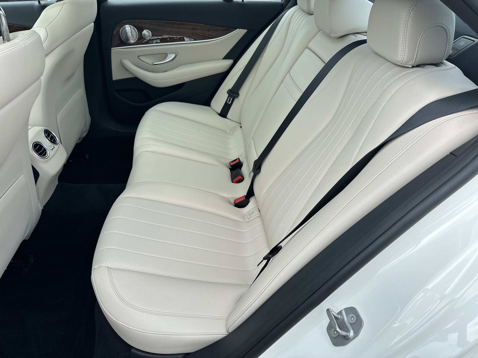 Used 2017 Mercedes-Benz E 300 4MATIC image 11