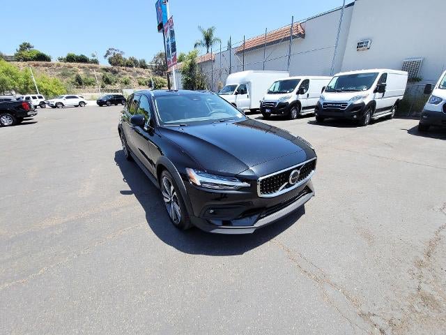 Used 2025 Volvo V60 B5 Cross Country Plus AWD/4WD image 2