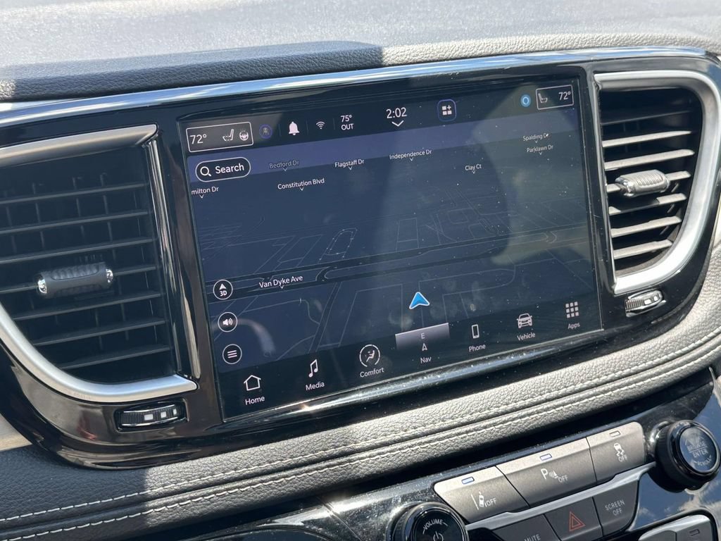 Used 2023 Chrysler Pacifica Limited w/ Uconnect Theater Family Group FWD image 26
