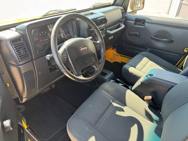 Used 2006 Jeep Wrangler Unlimited w/ Premium Audio Group image 9