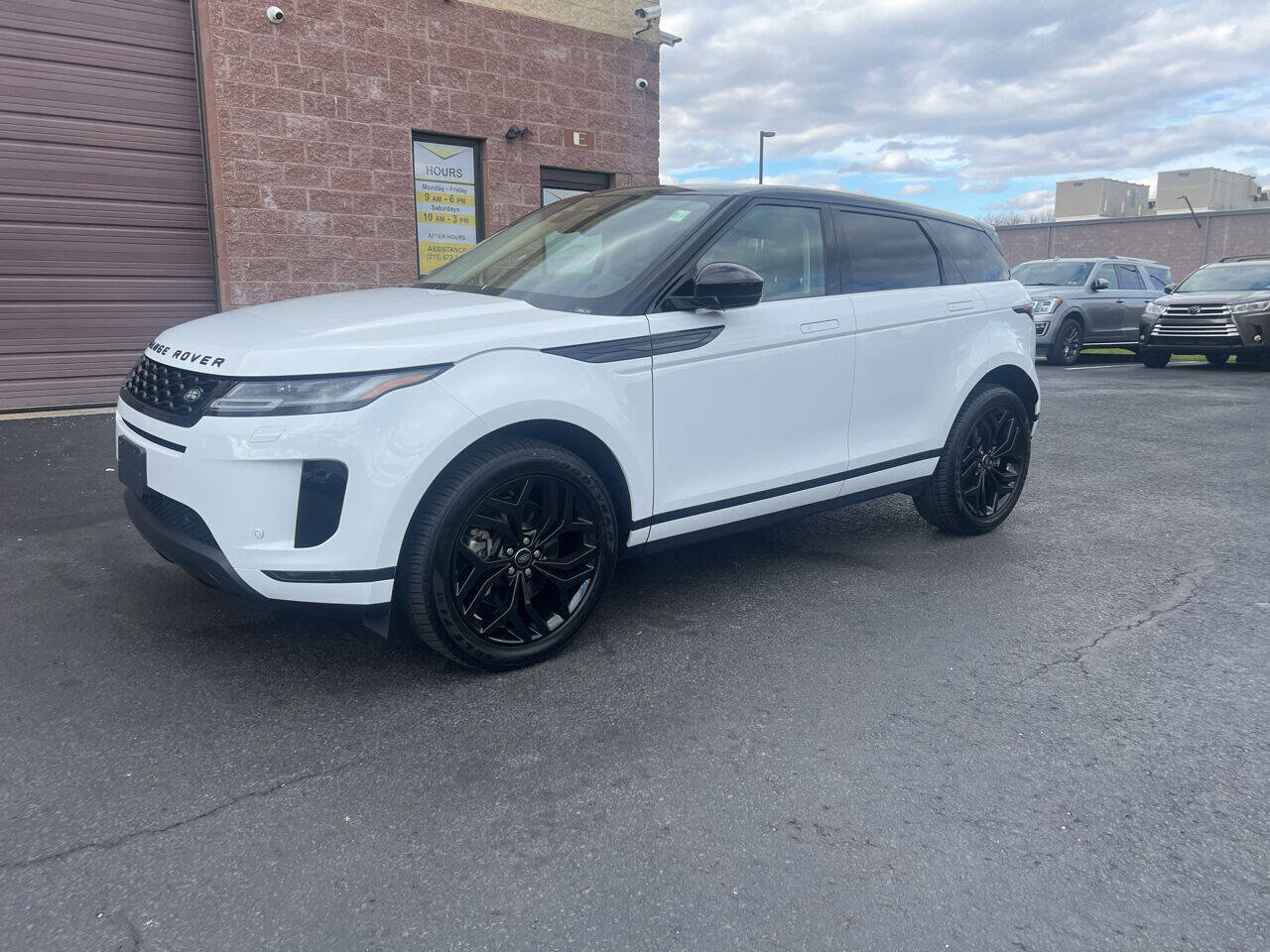 Used 2023 Land Rover Range Rover Evoque SE AWD/4WD image 4