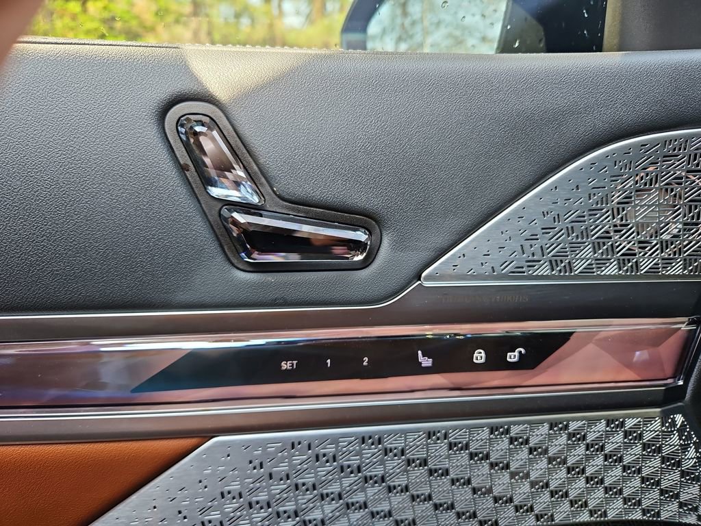 Used 2024 BMW 760i xDrive image 30