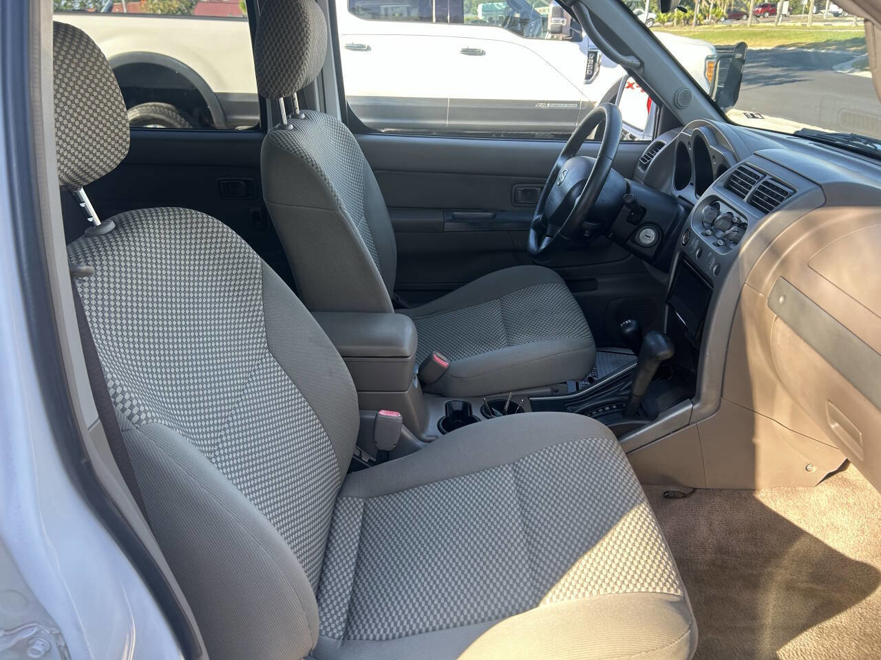 Used 2002 Nissan Frontier SE image 13