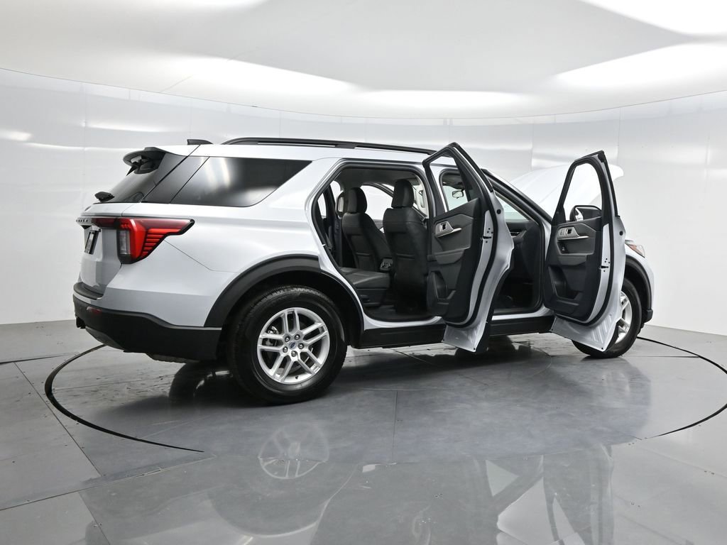 Used 2025 Ford Explorer Active w/ Active Comfort Package image 4