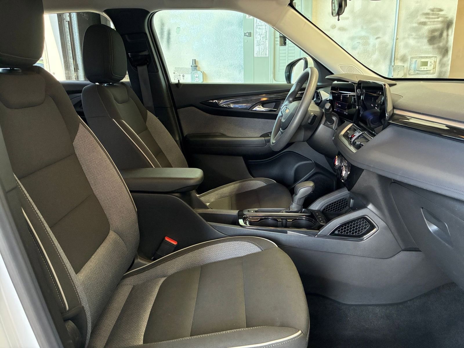 Used 2025 Chevrolet TrailBlazer LT image 35