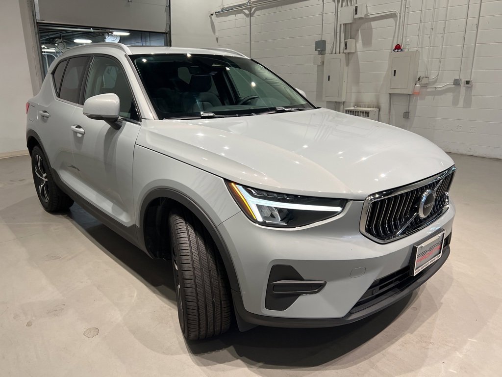Used 2025 Volvo XC40 B5 Core image 3
