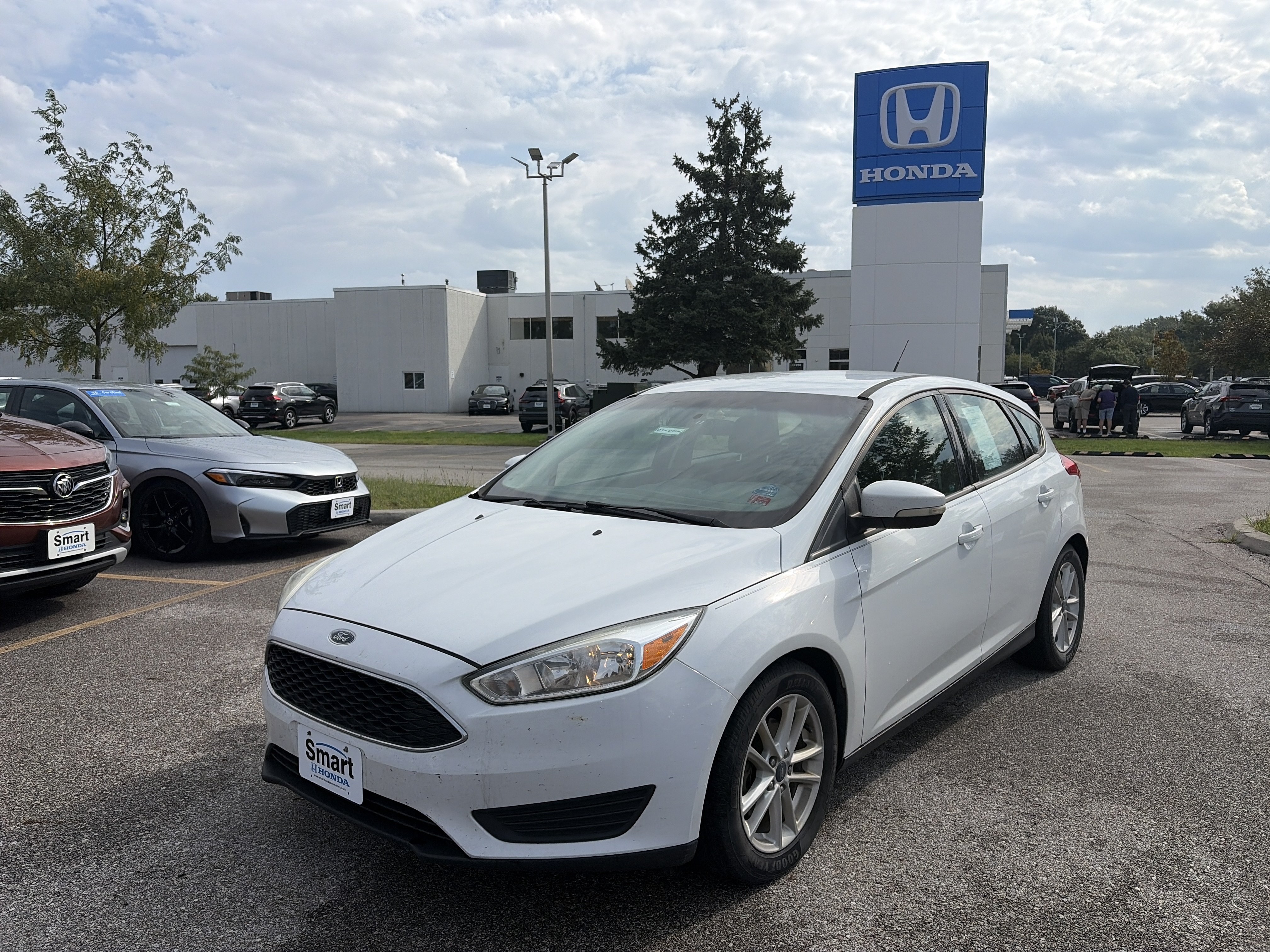 Used 2017 Ford Focus SE FWD image 1