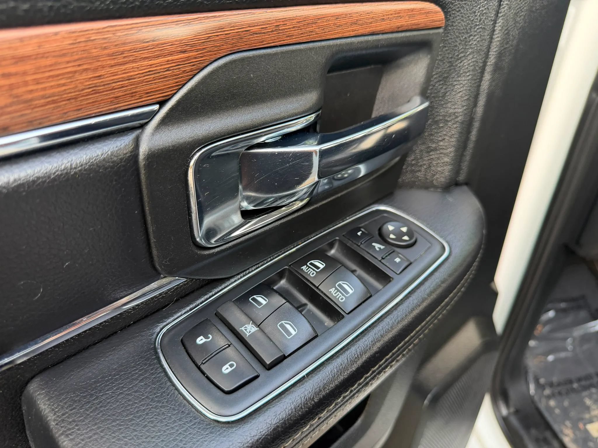 Used 2017 RAM 1500 Laramie RWD image 16