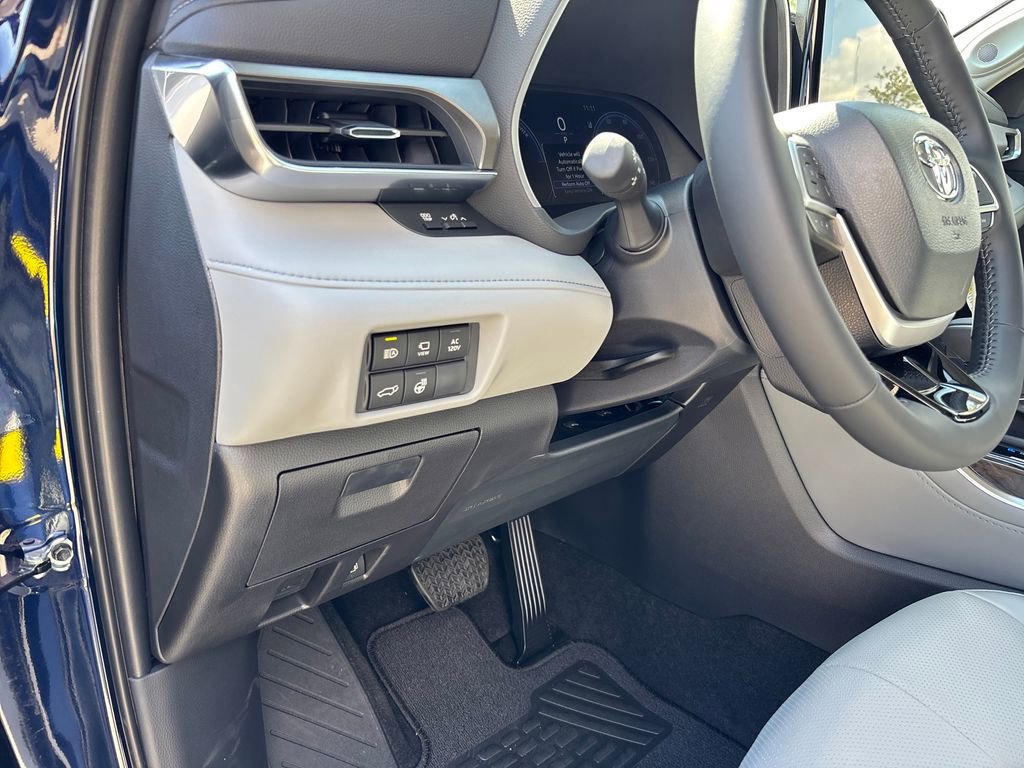 New 2026 Toyota Highlander Limited image 11