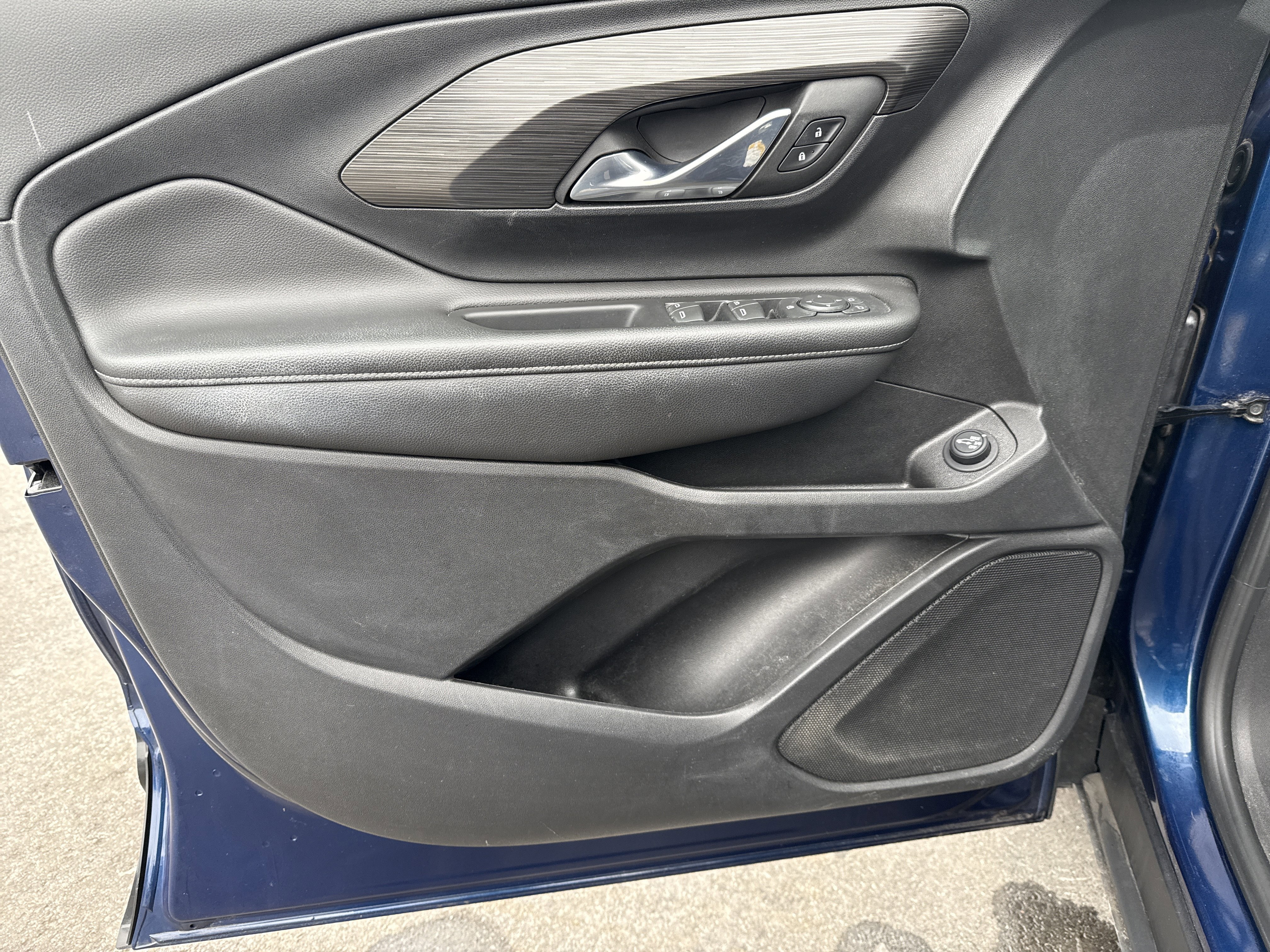 Used 2023 GMC Terrain SLE w/ Driver Convenience Package image 15