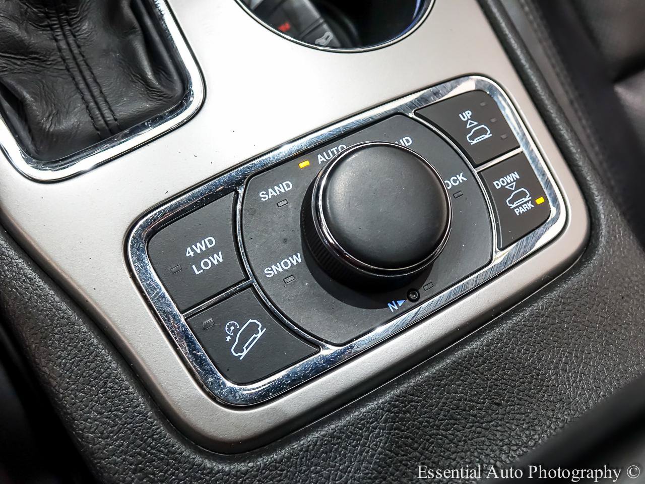 Used 2018 Jeep Grand Cherokee Overland AWD/4WD image 24