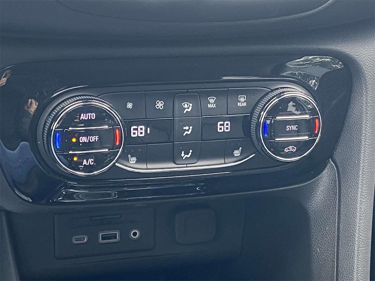 Used 2022 Buick Encore GX Essence w/ Advanced Technology Package image 28