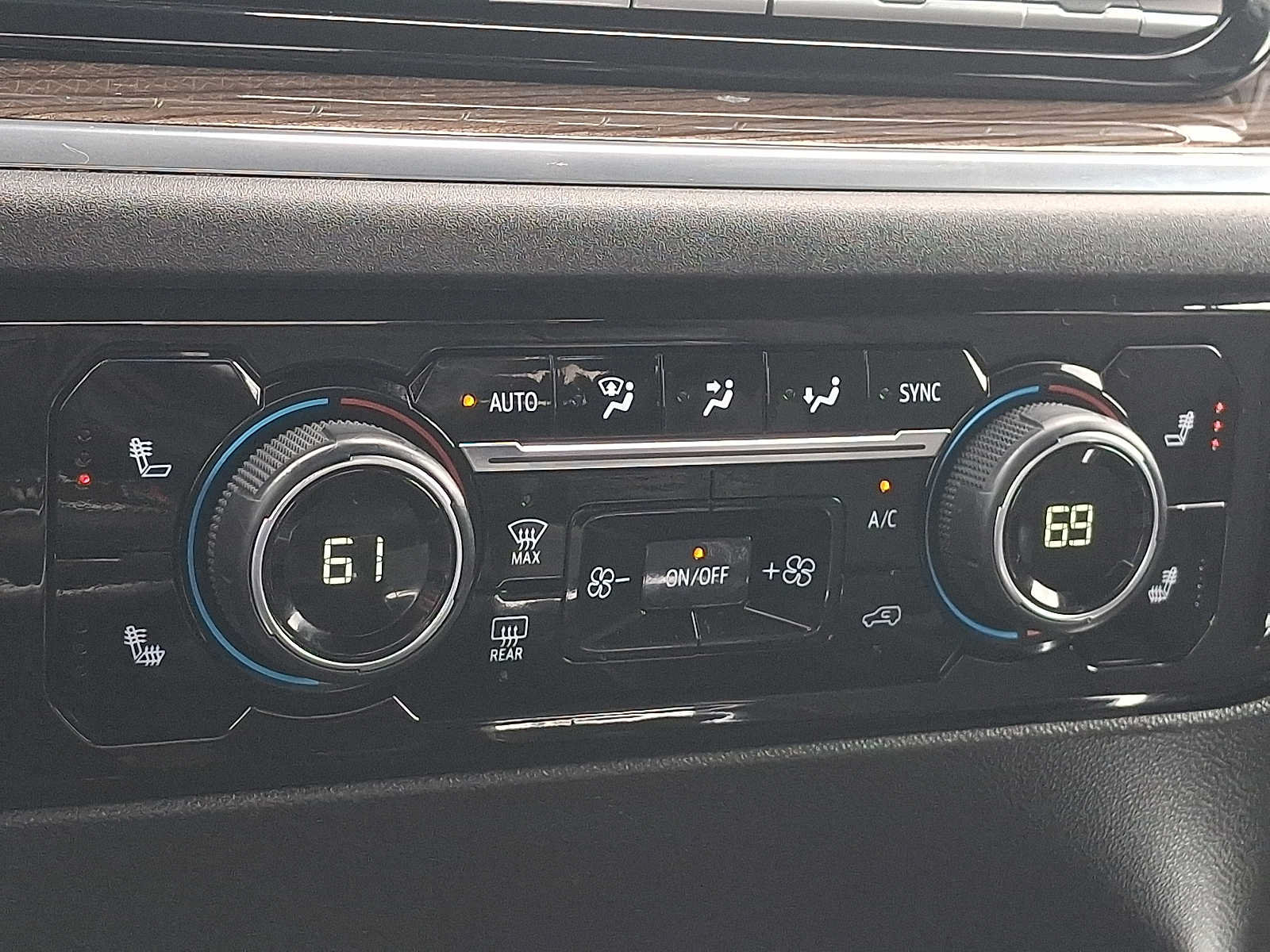 Used 2023 Chevrolet Silverado 1500 LT Trail Boss w/ LPO, Dark Essentials Package AWD/4WD image 15