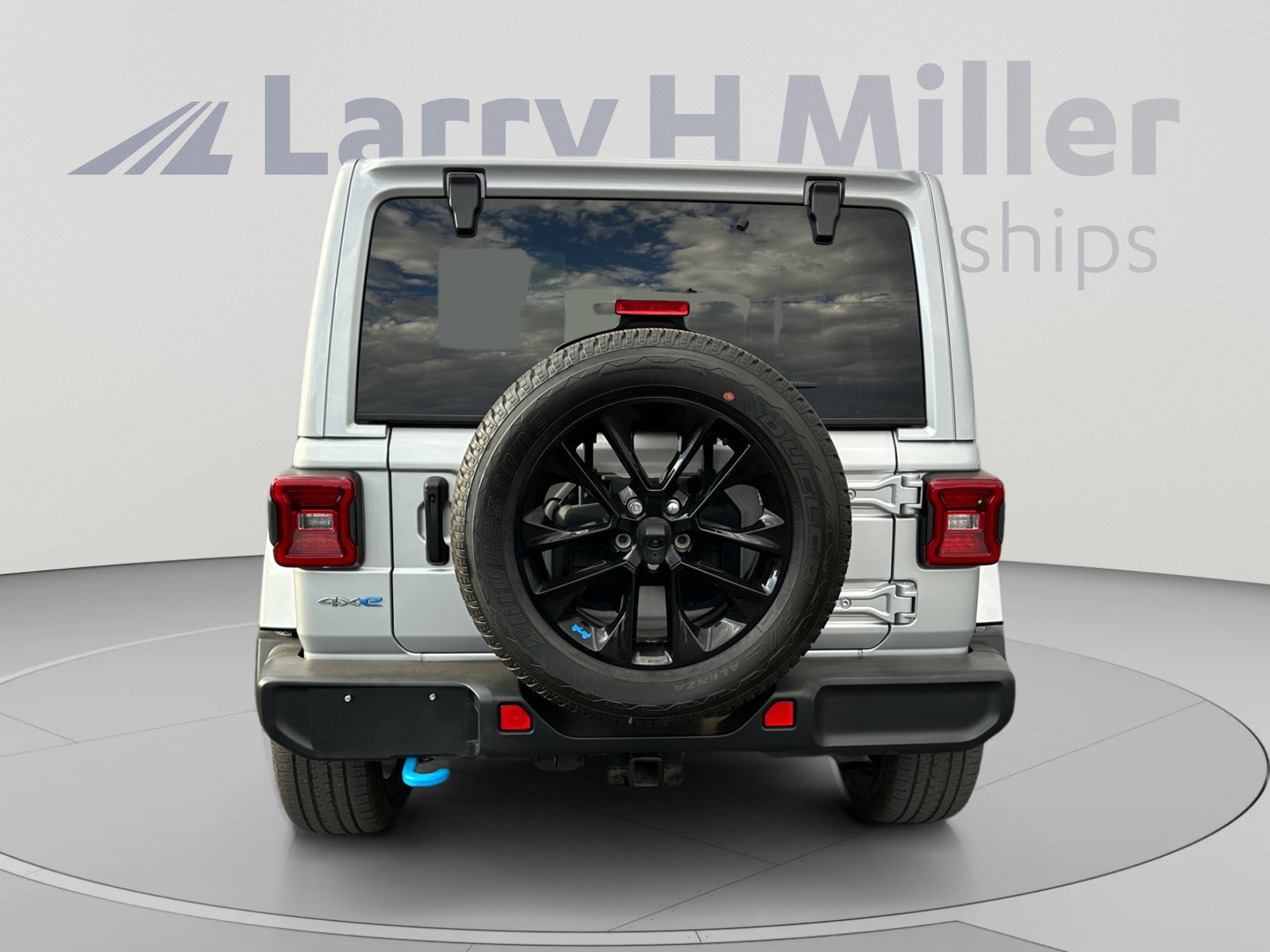 Used 2023 Jeep Wrangler Unlimited Sahara w/ Cold Weather Group AWD/4WD image 4