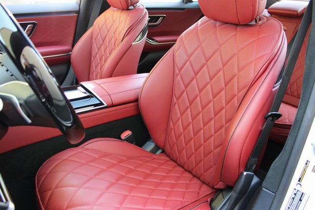 Used 2025 Mercedes-Benz S 580 4MATIC Sedan w/ AMG Line Package image 9