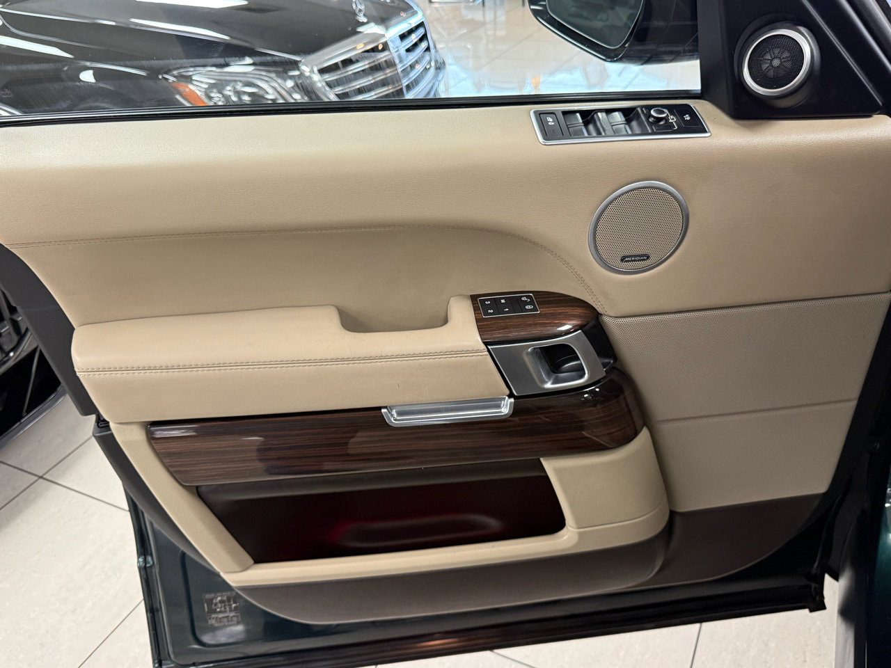 Used 2017 Land Rover Range Rover HSE image 7