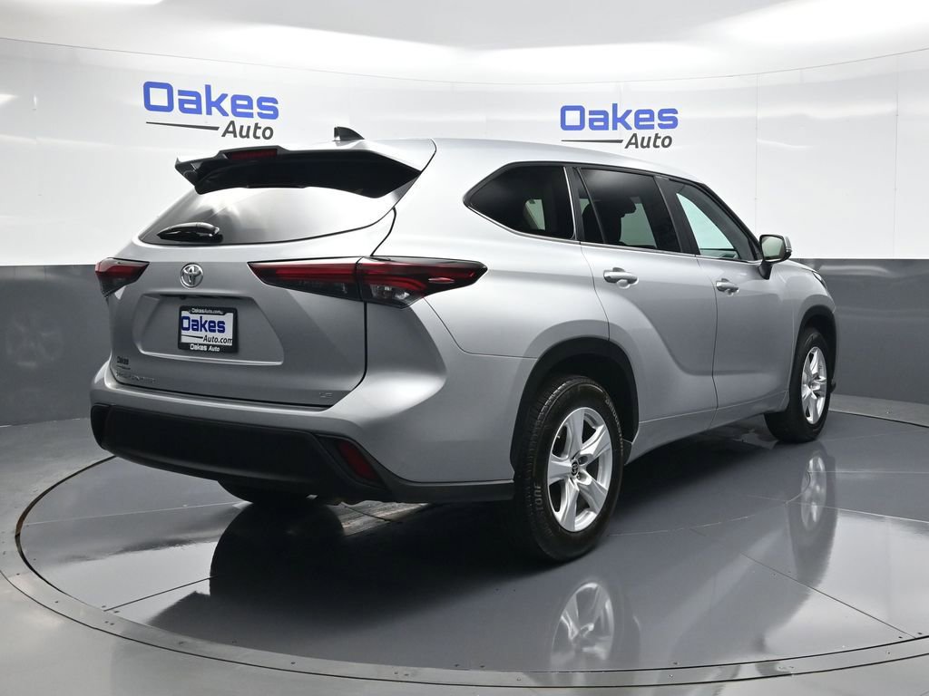 Used 2024 Toyota Highlander LE image 8