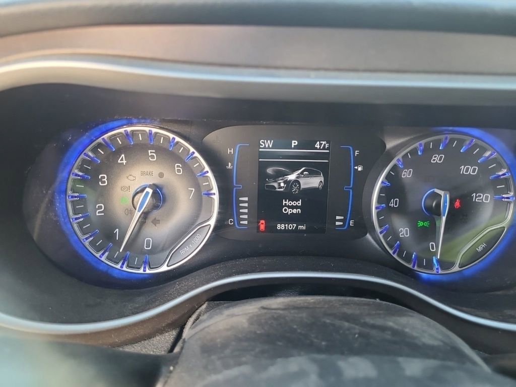 Used 2018 Chrysler Pacifica Touring-L image 7