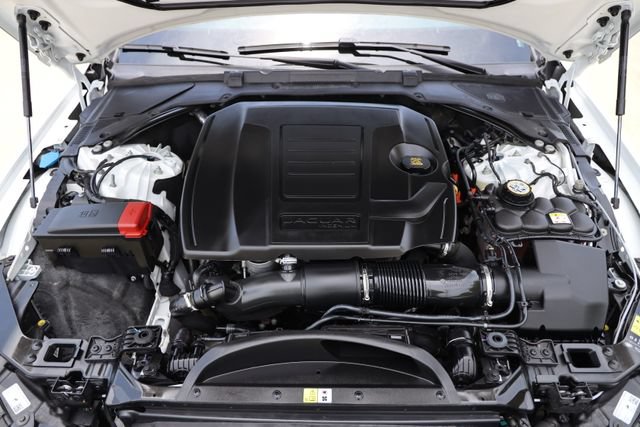 Used 2024 Jaguar XF R-Dynamic SE AWD/4WD image 30