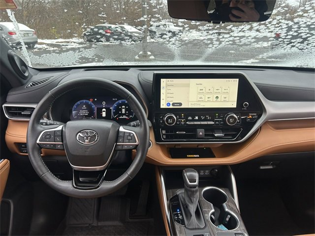Used 2024 Toyota Highlander Platinum image 12