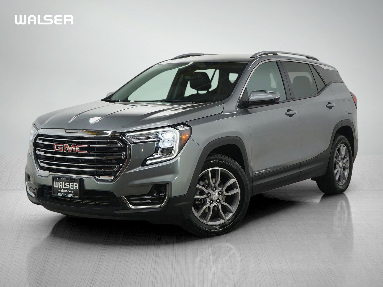 Used 2024 GMC Terrain SLT image 1