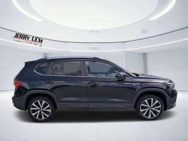 Used 2022 Volkswagen Taos SE FWD image 2