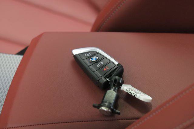 Used 2025 BMW 330i Sedan w/ M Sport Package RWD image 46