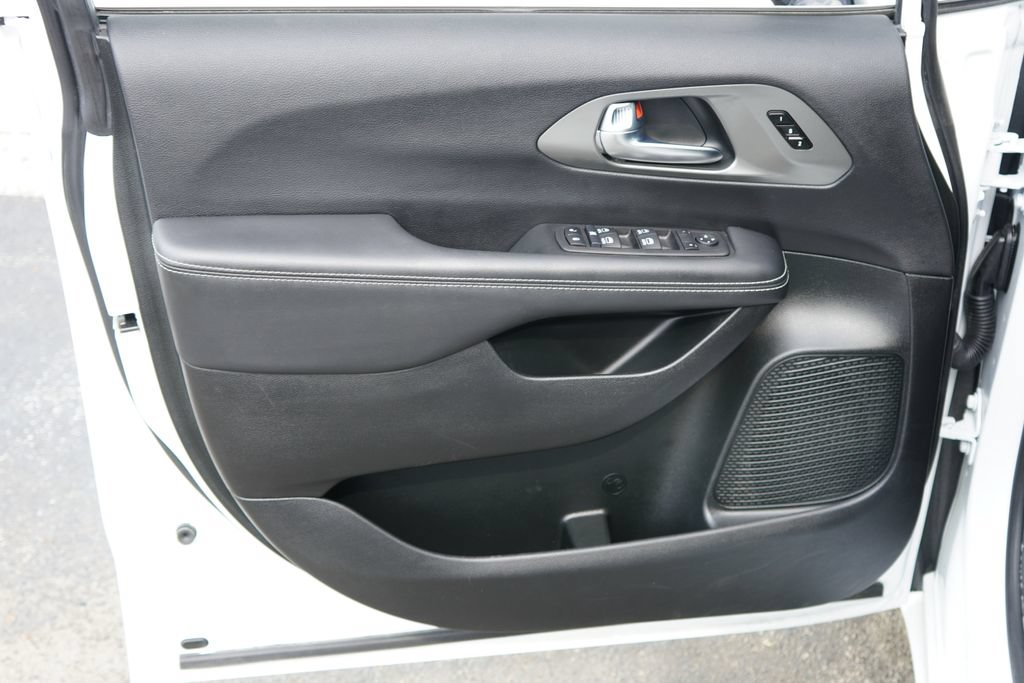 Used 2025 Chrysler Pacifica Select FWD image 10