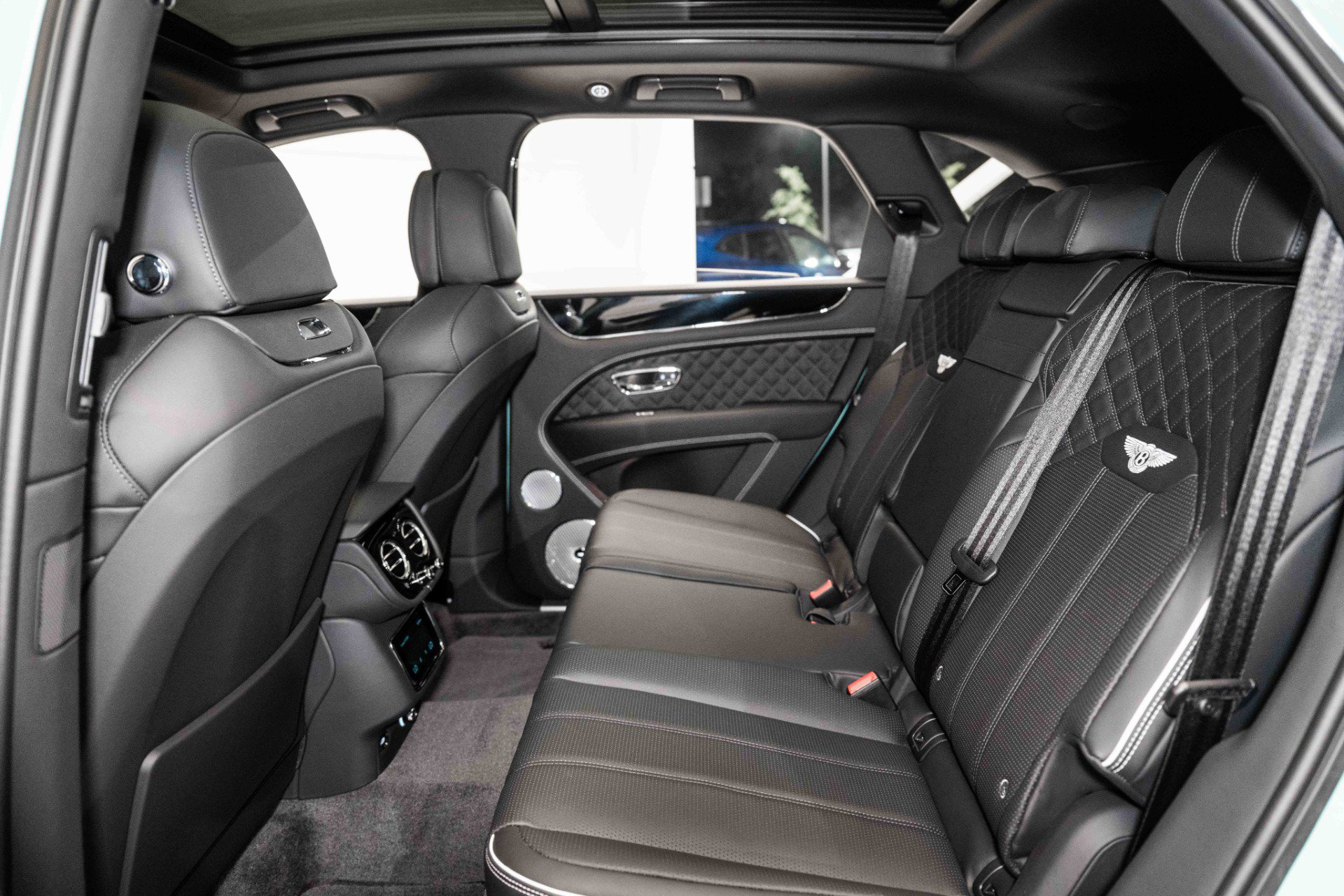 Used 2024 Bentley Bentayga image 19