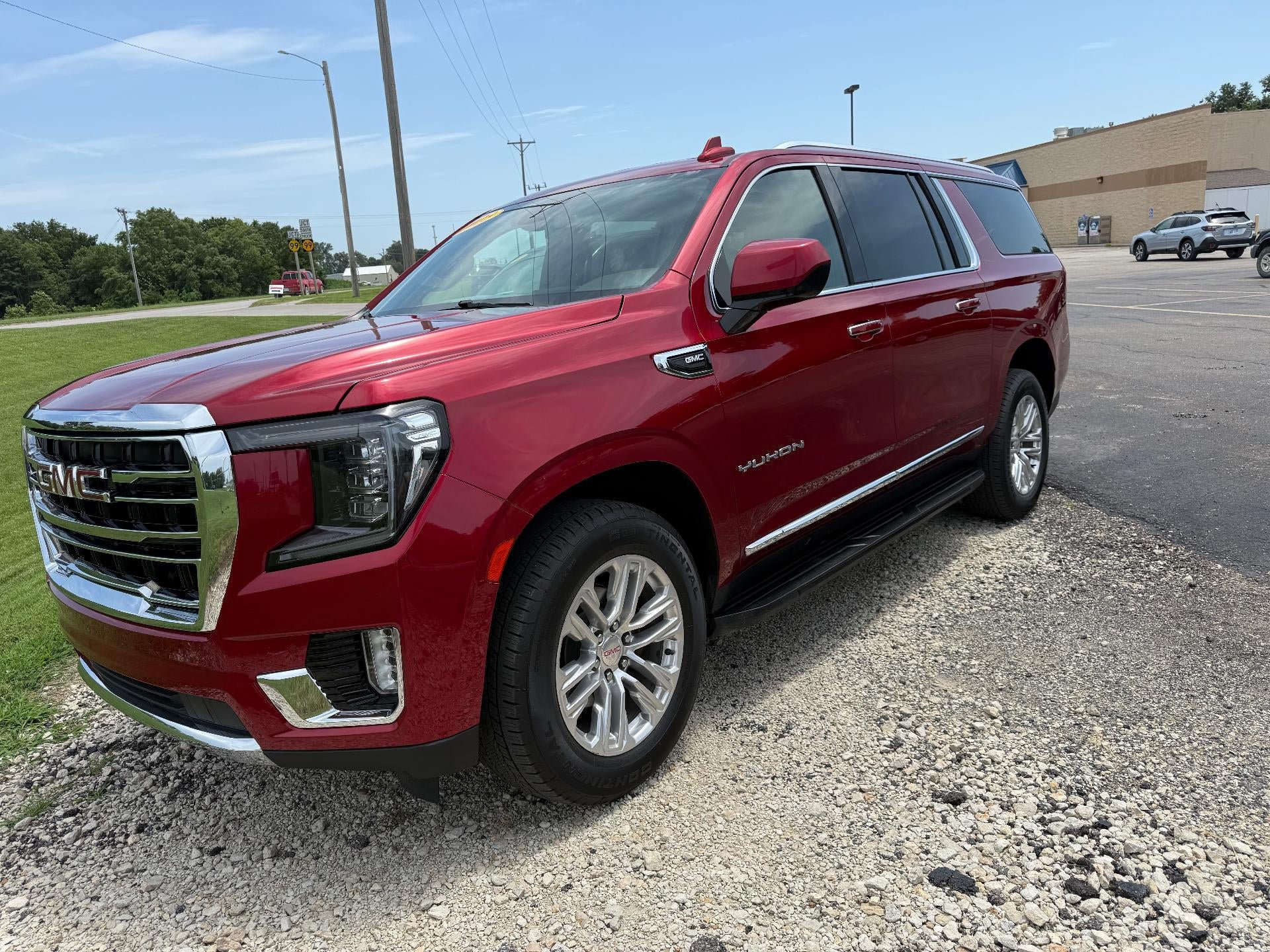 Used 2023 GMC Yukon XL SLT AWD/4WD image 1