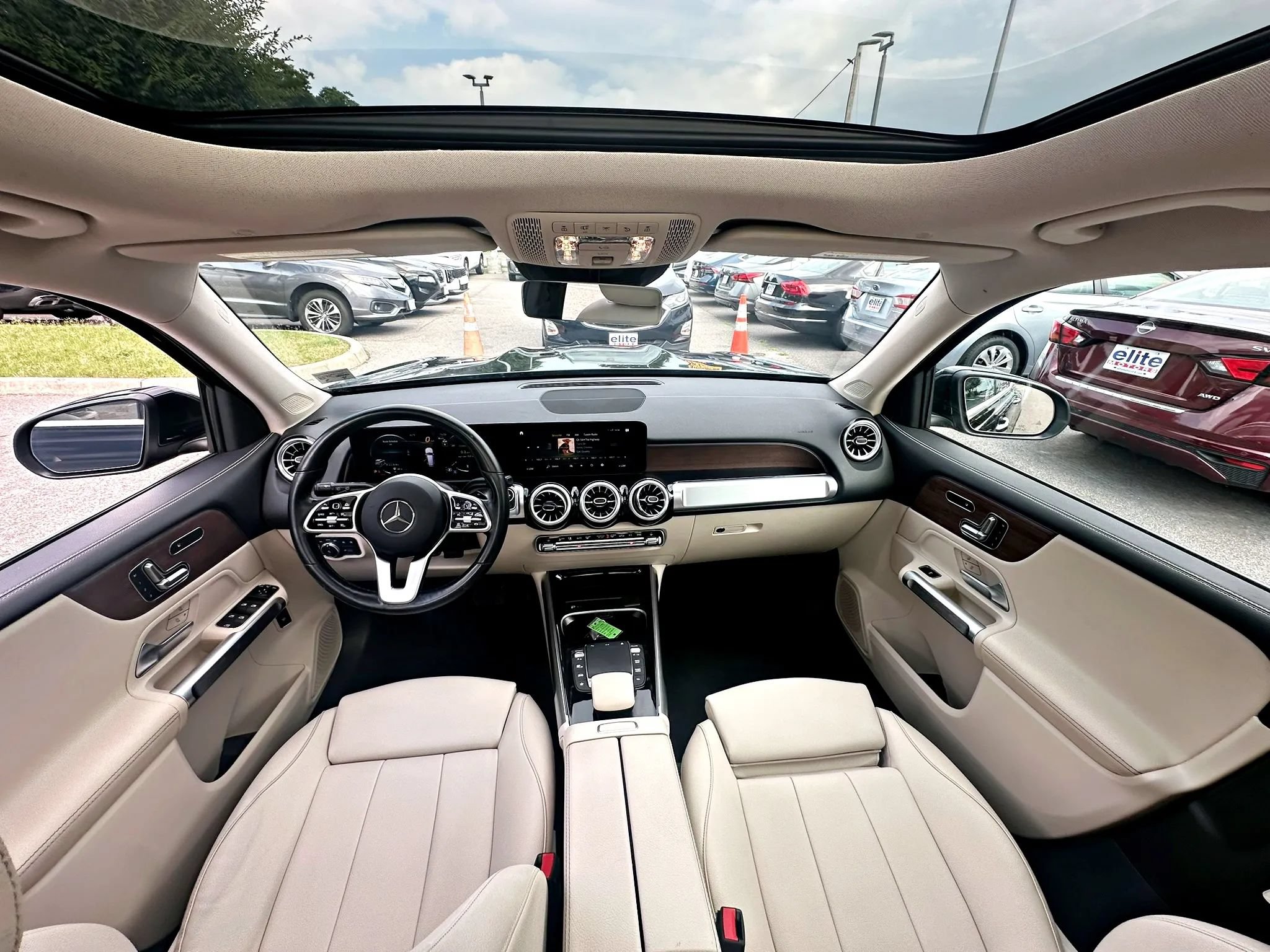 Used 2023 Mercedes-Benz GLB 250 4MATIC w/ Premium Package image 21
