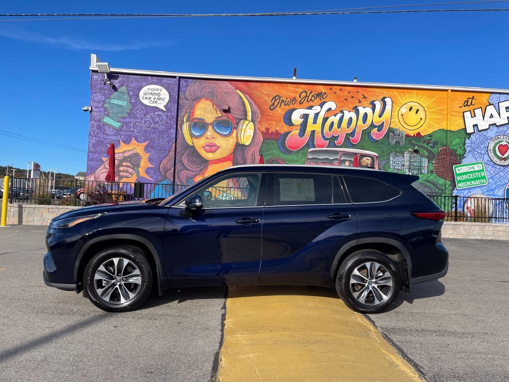 Used 2022 Toyota Highlander XLE AWD/4WD image 2
