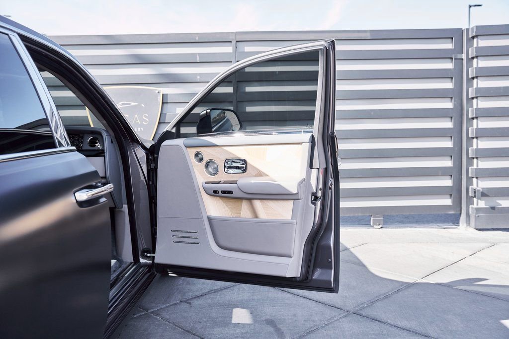 Used 2025 Rolls-Royce Phantom Sedan RWD image 23