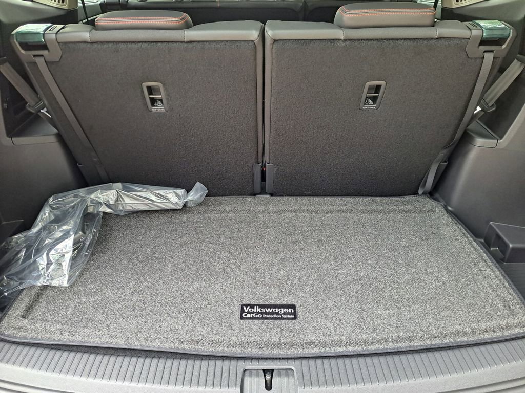 Used 2025 Volkswagen Atlas Peak Edition SE image 26