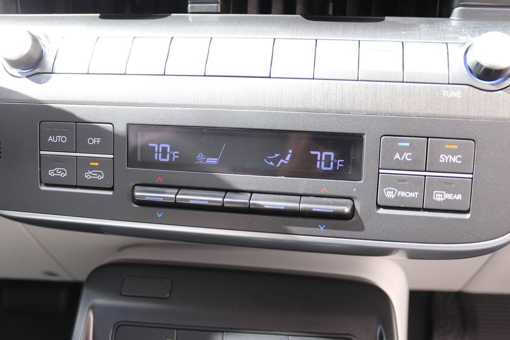 Used 2024 Hyundai Kona Limited FWD image 24