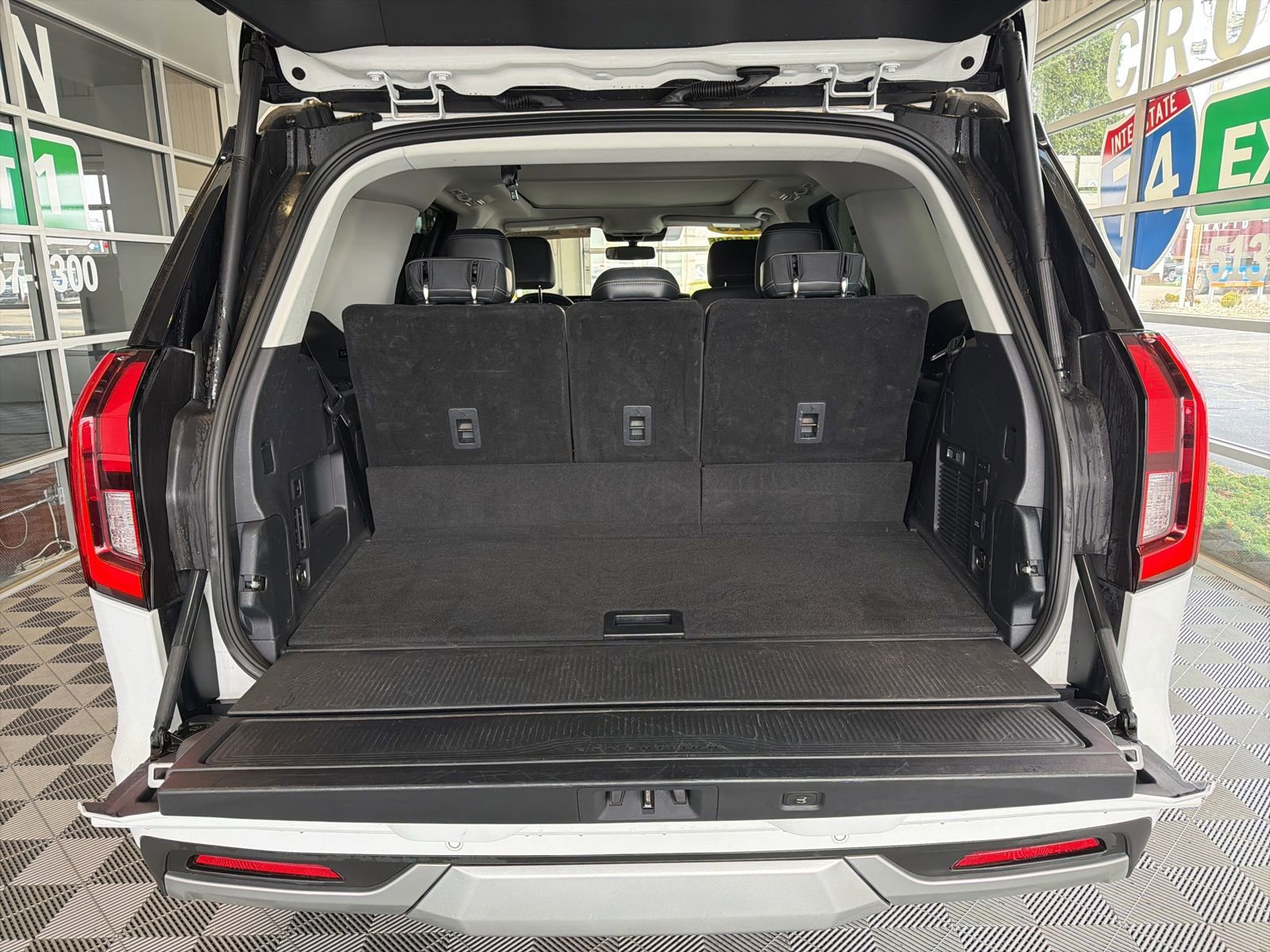 Used 2025 Ford Expedition Platinum image 11
