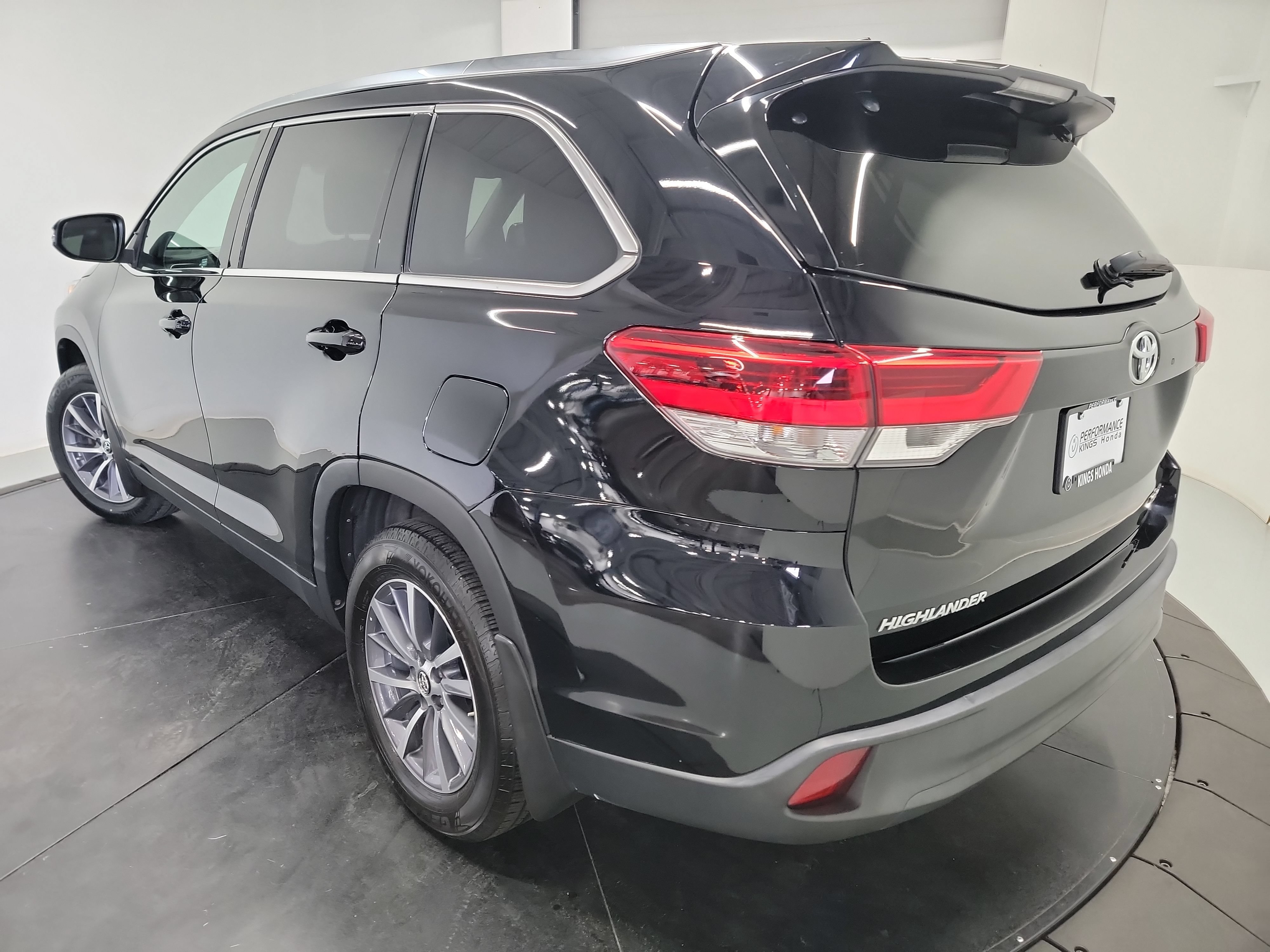 Used 2019 Toyota Highlander XLE w/ Carpet Mat Package (TMS) AWD/4WD image 6