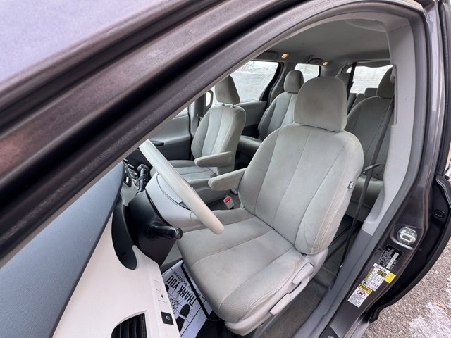 Used 2014 Toyota Sienna L image 9