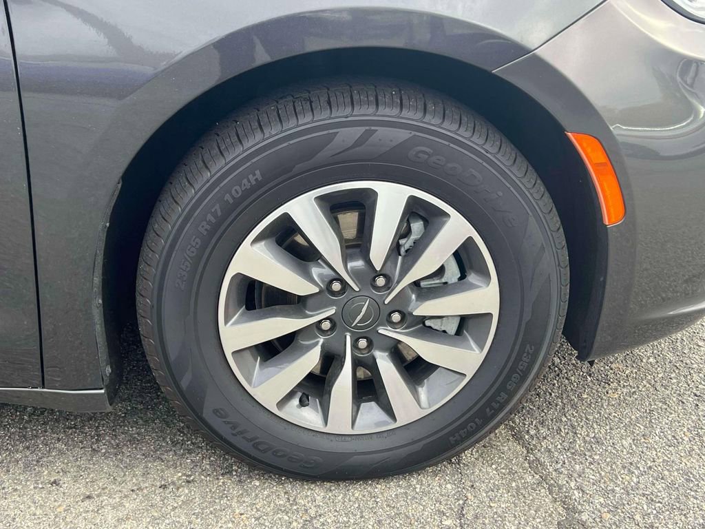 Used 2022 Chrysler Pacifica Touring-L FWD image 12