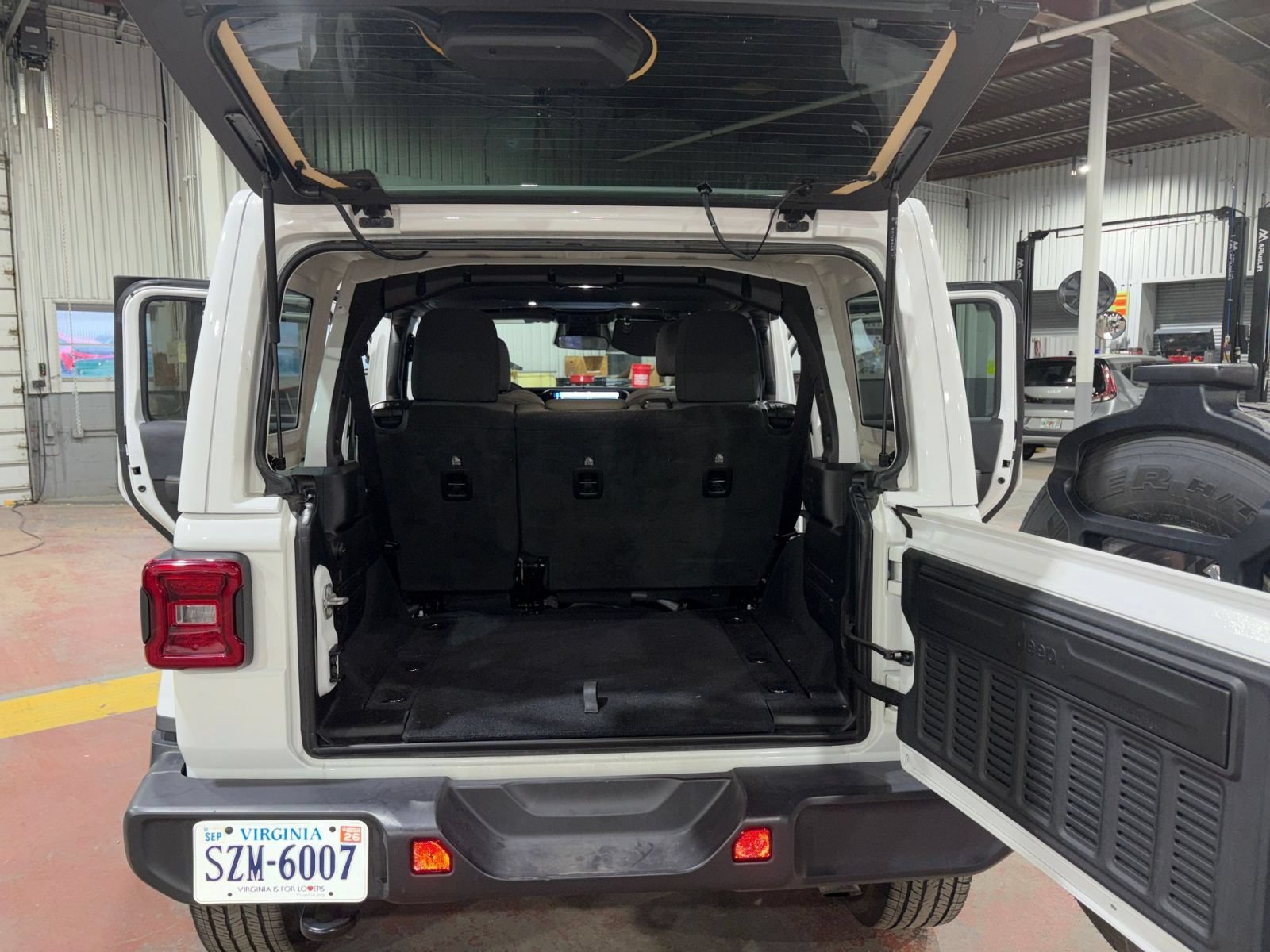 Used 2025 Jeep Wrangler Unlimited Sahara AWD/4WD image 29