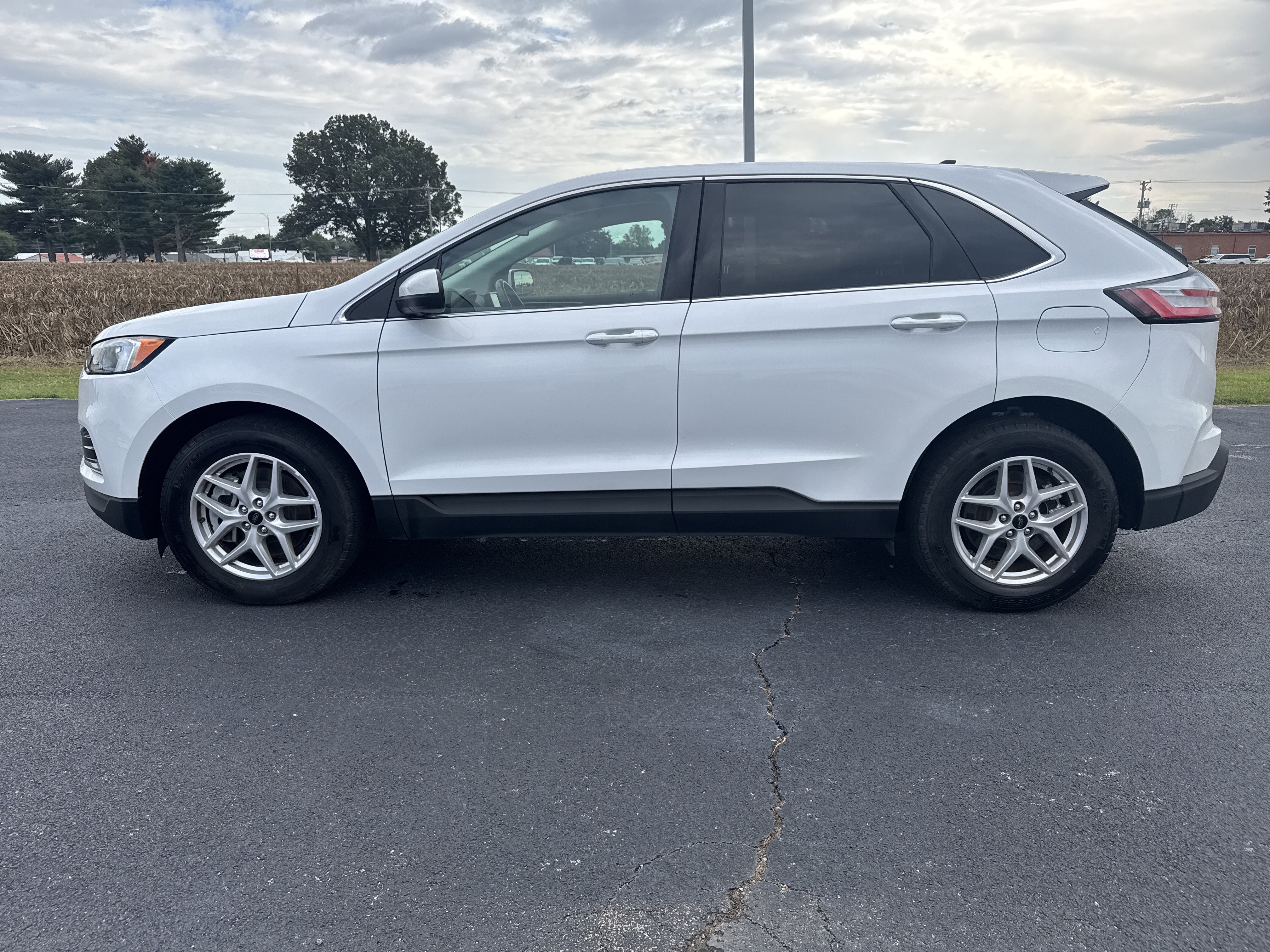 Used 2024 Ford Edge SEL image 2