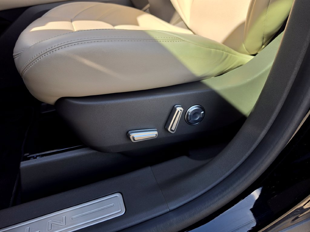 Used 2025 Lincoln Nautilus Premier AWD/4WD image 18