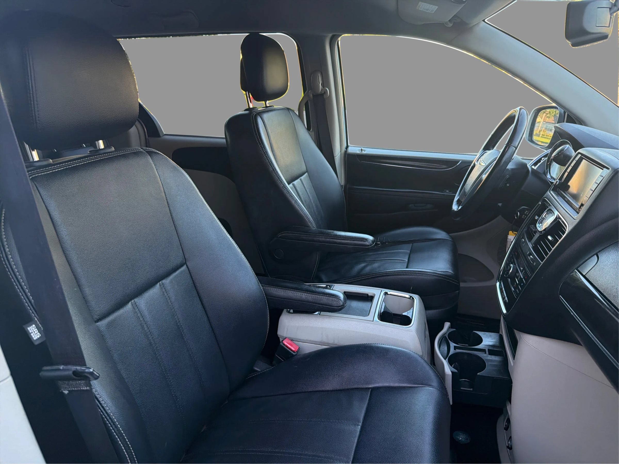 Used 2013 Chrysler Town & Country Touring FWD image 26