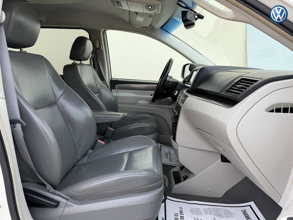 Used 2010 Volkswagen Routan SE FWD image 11