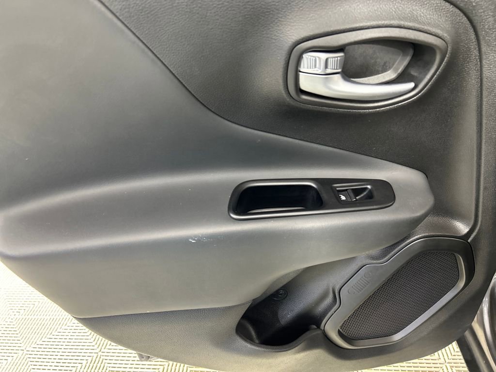 Used 2020 Jeep Renegade Limited w/ Safety and Security Group image 17