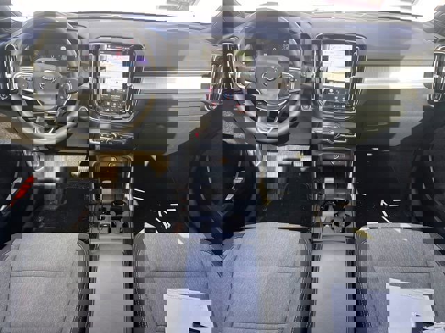 Used 2024 Volvo XC40 B5 Core image 11