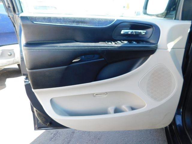 Used 2014 Chrysler Town & Country Touring FWD image 11